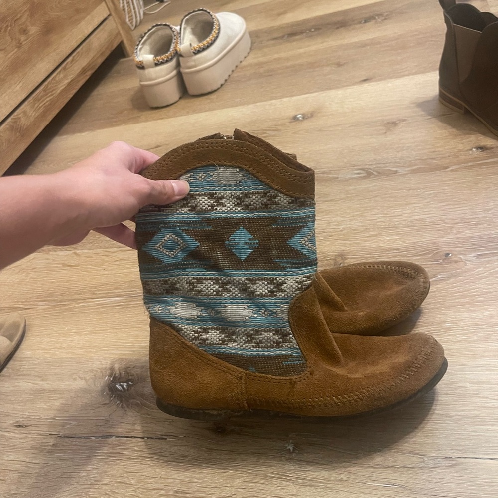 Minnetonka boots🤍